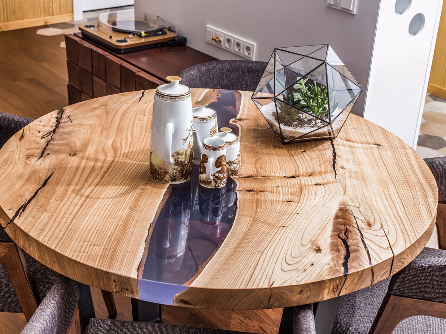 Кухонный стол из дерева круглый